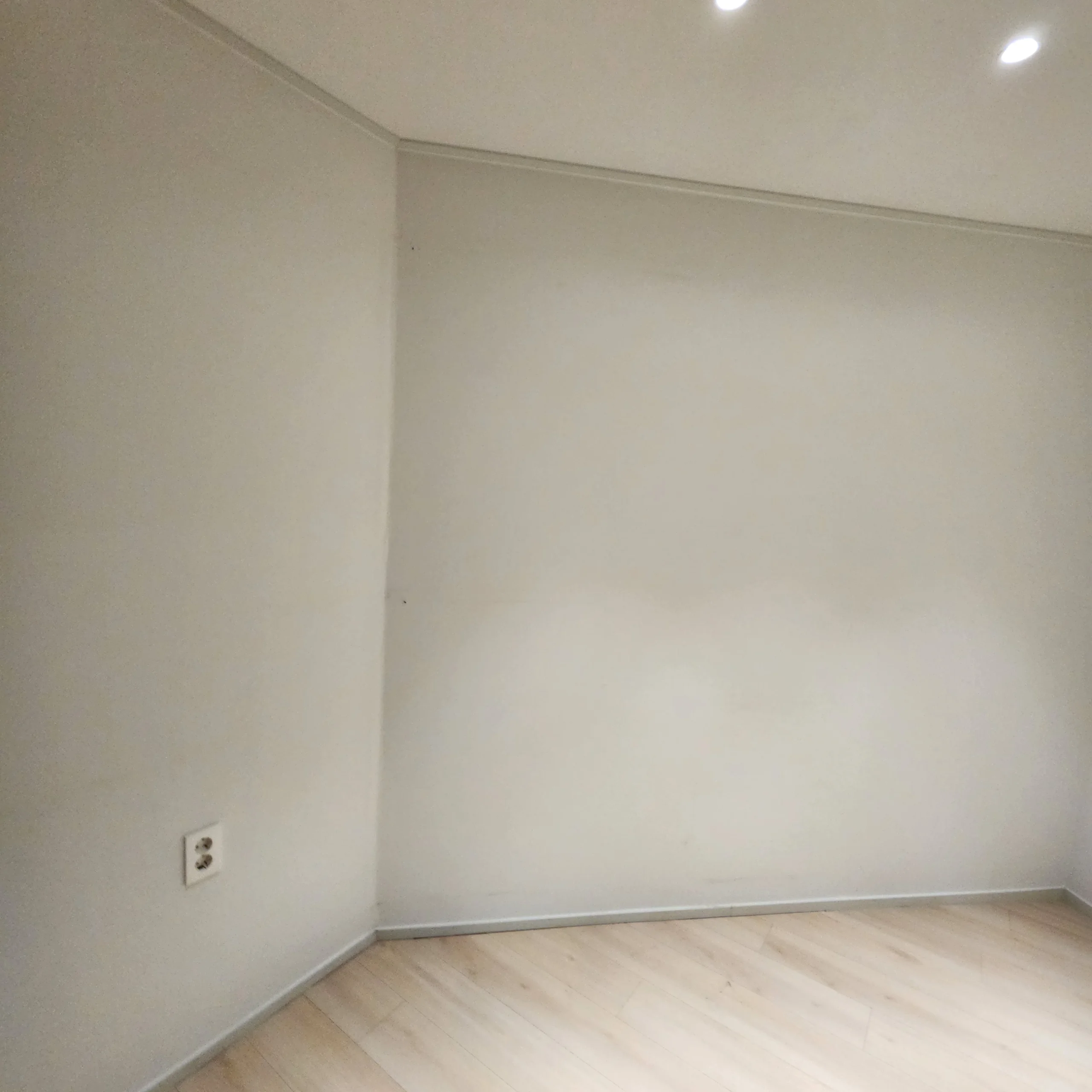 행거를 철거하고 비어 있는 드레스룸 공간